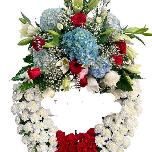 Corona de flores con aro blanco y central rojo. Cabecero con rosas, hortensias y limusinas
