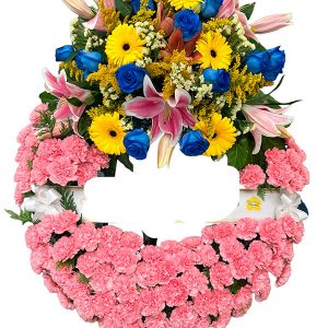 Corona de flores multicolor con rosas azules, garberas, LILIUMs y aro con clavel rosa