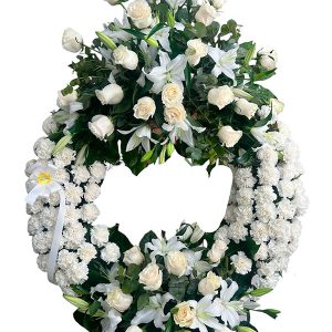 Corona de flores con rosas blancas, liliums y aro en clavel