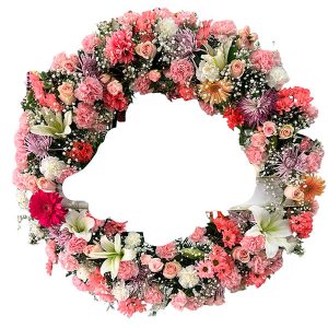 Corona de flores en tonos rosados con rosas y flores de temporada