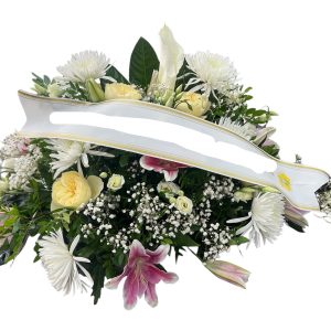 Centro funerario en tonos claros compuesto por LILIUM, rosas, calas, Anastasia y alstromeria