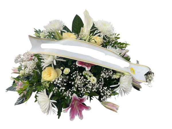 Centro funerario en tonos claros compuesto por LILIUM, rosas, calas, Anastasia y alstromeria