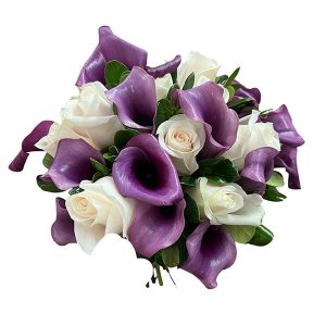 Bouquet de calas moradas con rosa crema y ruscus