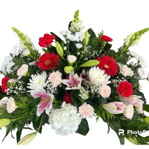 Centro funerario predominante color rojo, con flores variadas y posibilidad de cinta