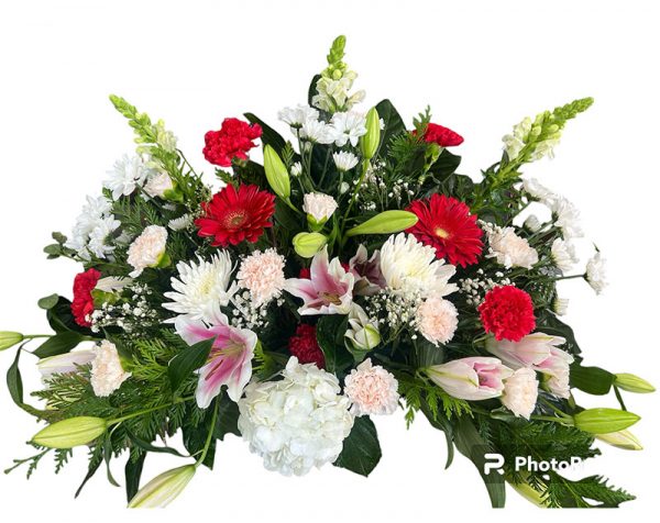 Centro funerario predominante color rojo, con flores variadas y posibilidad de cinta