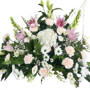 Centro funerario en tonos suaves con hortensia, lixianthus, liliums y claveles
