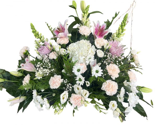 Centro funerario en tonos suaves con hortensia, lixianthus, liliums y claveles