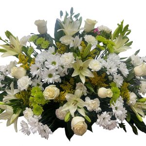 Centro funerario en tonos claros, blancos verdes y amarillo. Gran variedad de flor.