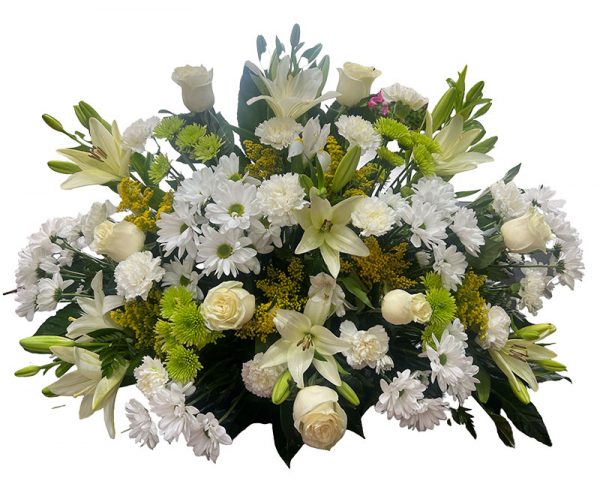 Centro funerario en tonos claros, blancos verdes y amarillo. Gran variedad de flor.