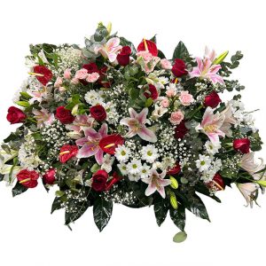 Centro funerario variado grande compuesto por Anthurium, rosas y liliums