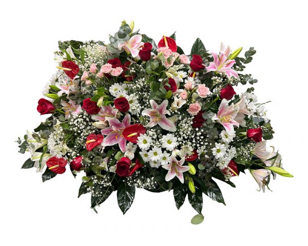 Centro funerario variado grande compuesto por Anthurium, rosas y liliums