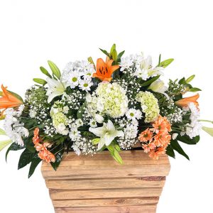 Centro funerario de flores en tonos blancos y naranjas