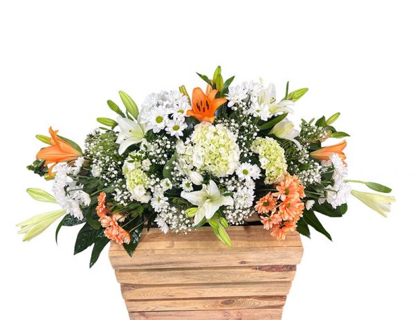 Centro funerario de flores en tonos blancos y naranjas