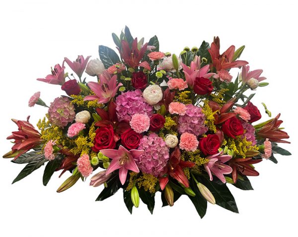 Centro funerario, liliums rojos, hortensias rosas, rosas, tonos rojos y rosas