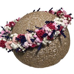 Coronita de pelo para niña con flor preservada en tonos rosas, lilas y fucsias