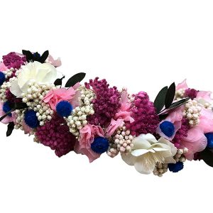 Diadema con flores preservadas en tonos rosados y lilas