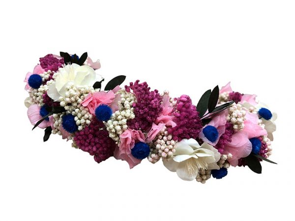 Diadema con flores preservadas en tonos rosados y lilas