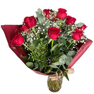 Ramo de 12 rosas rojas con eucalipto, lentisco y paniculata