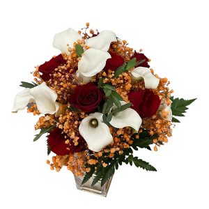 Ramo de novia compuesto por calas crystal blush blancas, paniculata naranja, rosas rojas, eucalyptus y helecho de cuero.