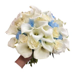 Ramo de novia de calas y rosas con toque azul