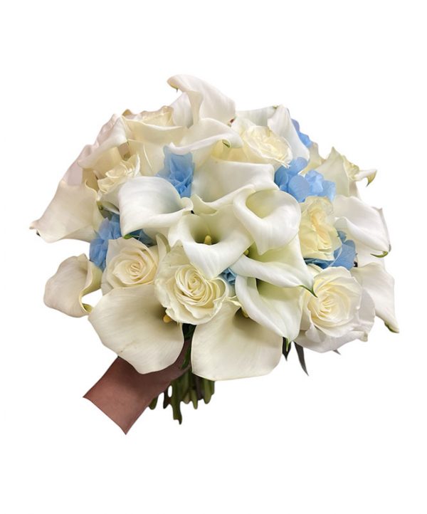 Ramo de novia de calas y rosas con toque azul
