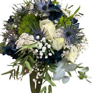 Ramo de novia natural, eryngium, eucalipto, flor de arroz, paniculata, hortensia azul oscuro y rosas blancas