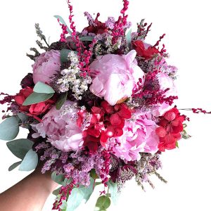 Ramo de novia natural de peonías, hortensias, limonium y eucalipto