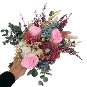 Ramo de novia rosa Austin rosa, hortensia blanca y rosa intenso, stoebe fuxia, avena, rice flower azul, paniculata azul, eucalyptus y lagurus