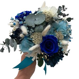 Ramo preservado tonos azules, con azul intenso, hortensia, rice, rosas, paniculata y eucalyptus