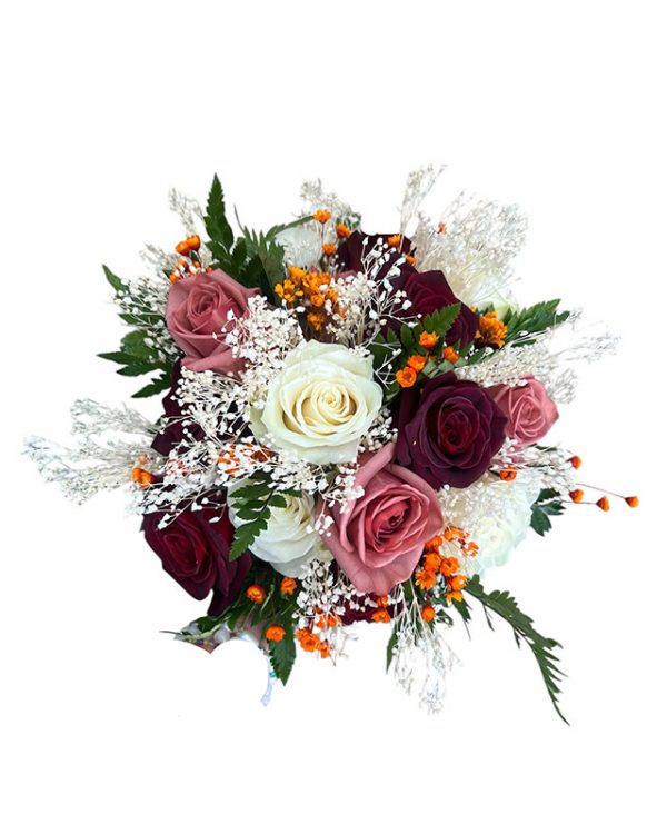 Ramo de novia compuesto por rosas rosas, rosas vendela, rosas rojas, glixia naranja, broom blanco y helecho de cuero