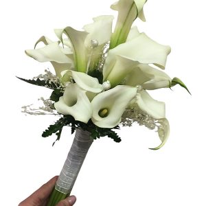 Ramo de novia sencillo y elegante compuesto por calas, astilbe y verdes.